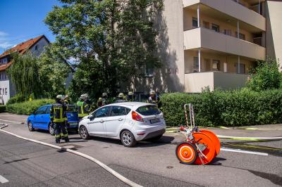 Stuttgart Untertuerkheim: Kellerbrand in Wohnhaus sorgt fuer Grosseinsatz der Feuerwehr